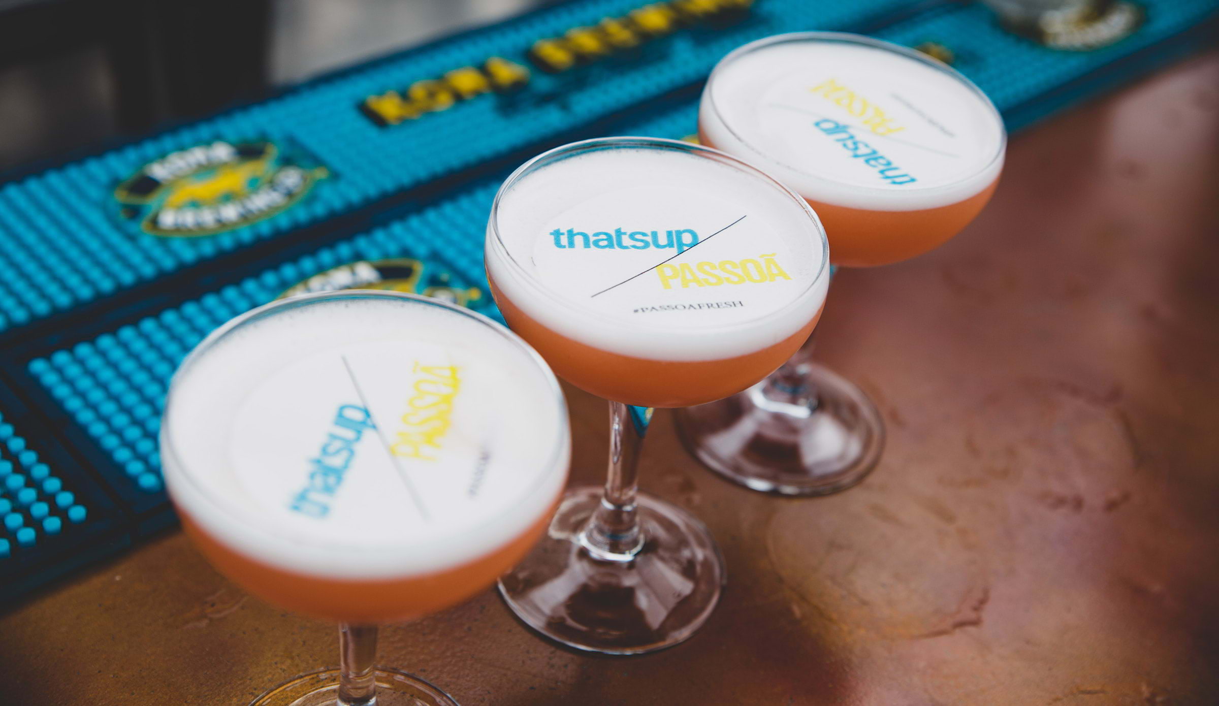 Drinkar med Thatsup logga tryckt på skummet